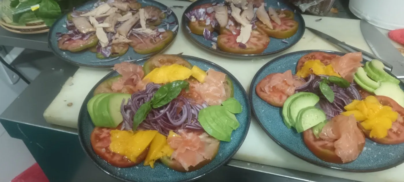 Tomate con salmón y aguacate