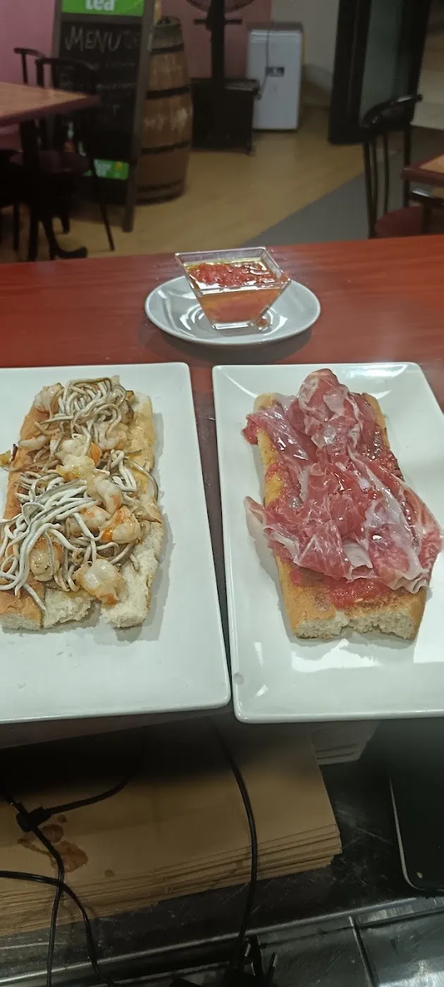 Tostas de gulas y de jamón