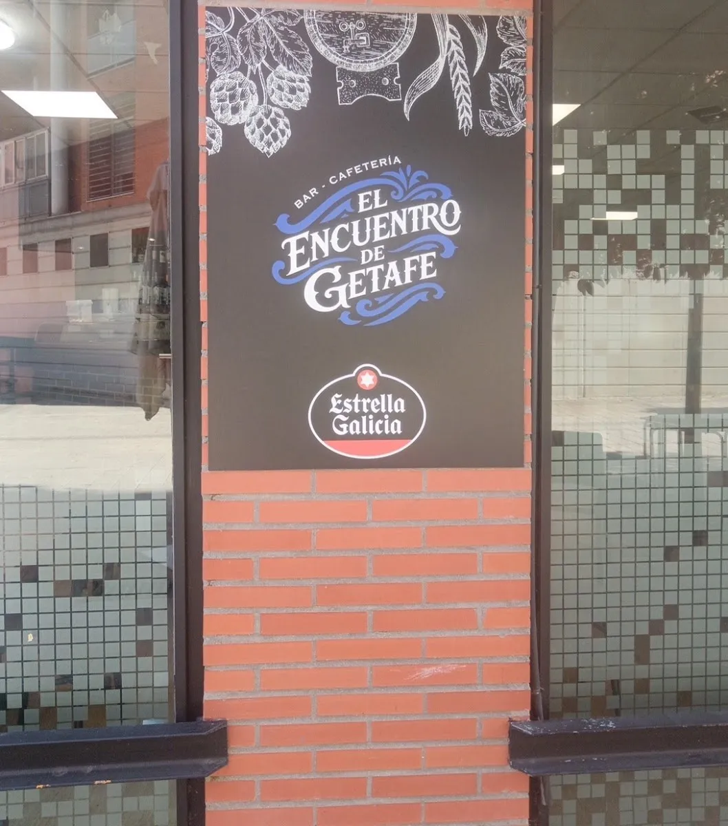 El cartel de la fachada